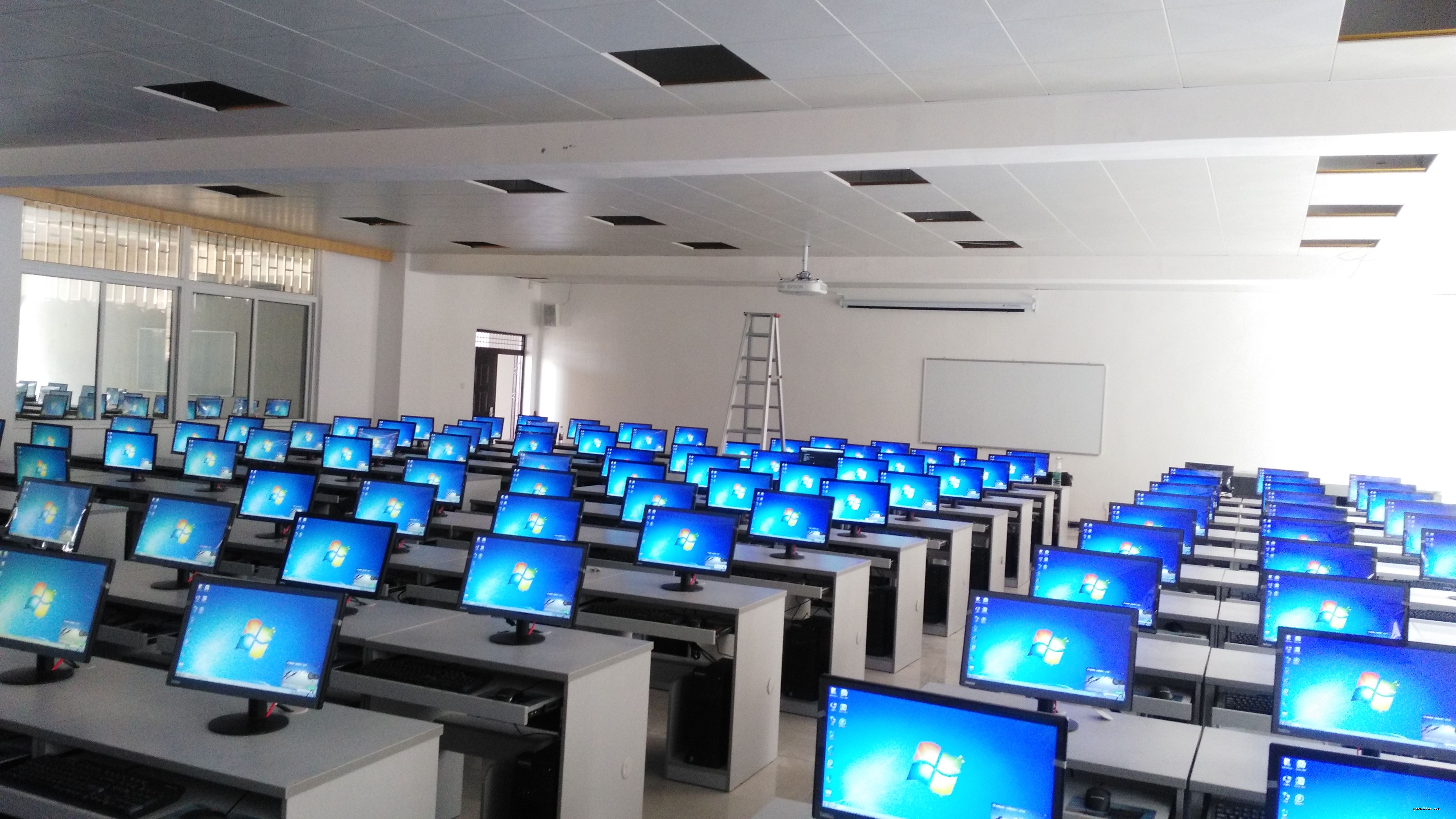 雁山師大網(wǎng)絡(luò)教室